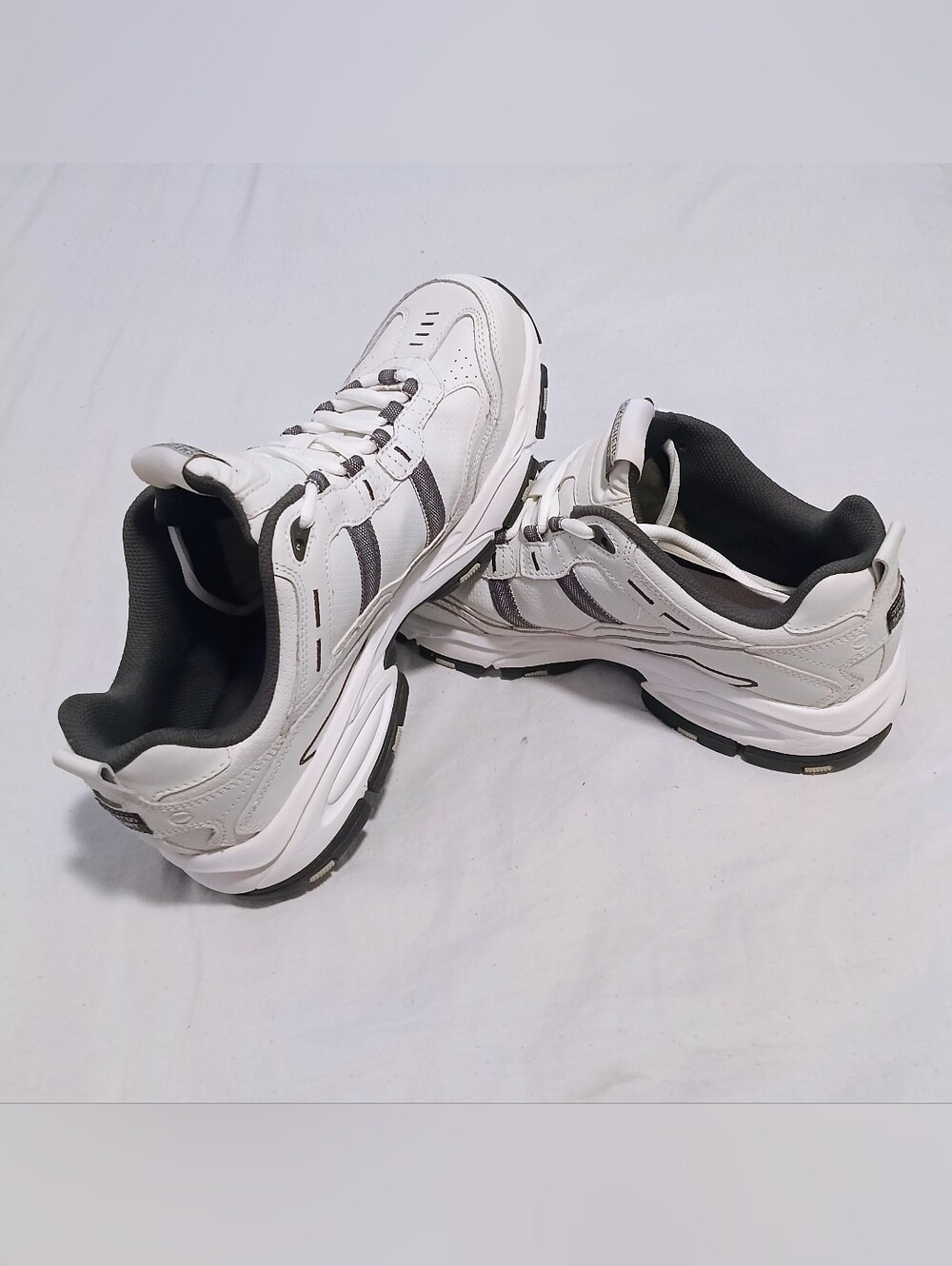 Sketchers Men's White Athletic Sneakers with Gray Accents Size 9.5.